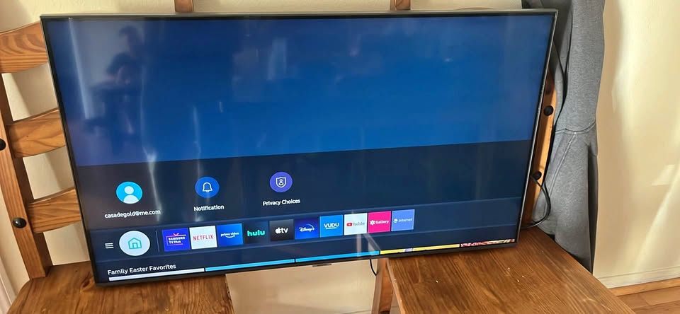 TV Samsung 43”Samsung UN43TU700D . With mount